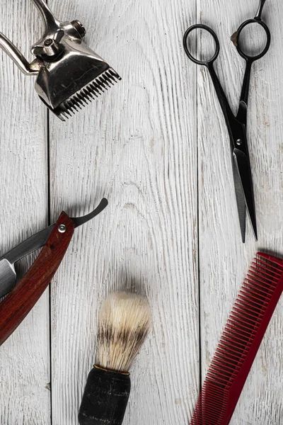 Outils de barbier vintage rasoir dangereux ciseaux de coiffure vieille tondeuse manuelle peigne brosse à raser. vertical — Photo