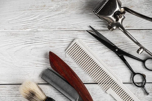 Outils de barbier vintage rasoir dangereux ciseaux de coiffure vieille tondeuse manuelle peigne brosse à raser. — Photo
