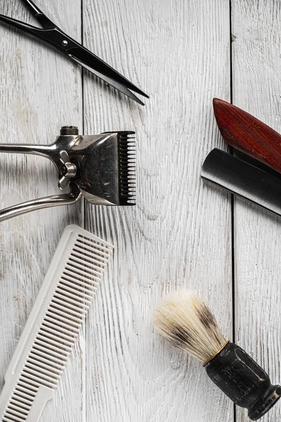 老式理发师工具危险的剃须刀理发剪刀旧手工裁剪梳子剃须刷。 垂直方向 — 图库照片