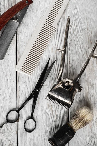 Outils de barbier vintage rasoir dangereux ciseaux de coiffure vieille tondeuse manuelle peigne brosse à raser. vertical — Photo