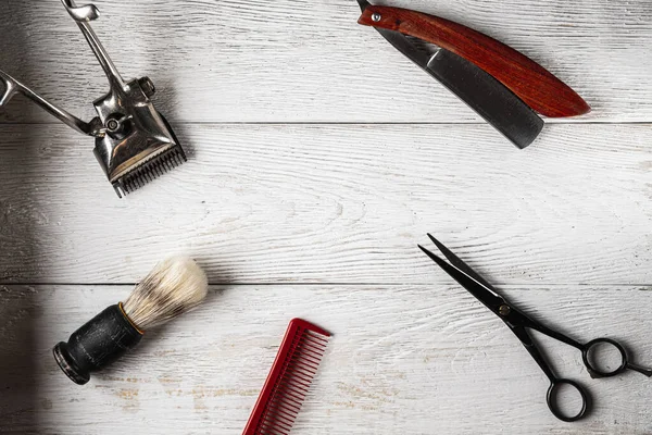 Vintage holič nástroje nebezpečné holicí strojky nůžky na vlasy starý ruční výstřižek hřeben holení štětec. — Stock fotografie