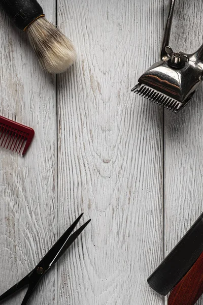 老式理发师工具危险的剃须刀理发剪刀旧手工裁剪梳子剃须刷。 垂直方向 — 图库照片