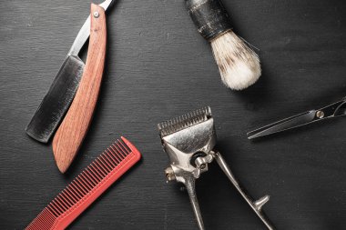 Klasik berber aletleri tehlikeli jilet kuaför makas eski manuel kırpıcı tarak tıraş fırçası. eski siyah arkaplan.