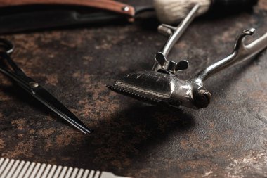 Klasik berber aletleri tehlikeli jilet kuaför makas eski manuel kırpıcı tarak tıraş fırçası. eski paslı metal