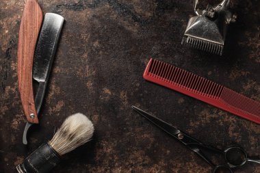 Klasik berber aletleri tehlikeli jilet kuaför makas eski manuel kırpıcı tarak tıraş fırçası. eski paslı metal arka plan
