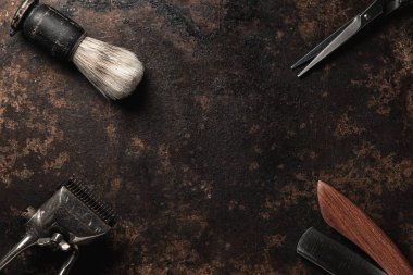 Klasik berber aletleri tehlikeli jilet kuaför makas eski manuel makas tıraş fırçası.