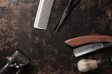 Klasik berber aletleri tehlikeli jilet kuaför makas eski manuel makas tıraş fırçası.