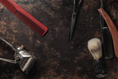 Klasik berber aletleri tehlikeli jilet kuaför makas eski manuel makas tıraş fırçası.