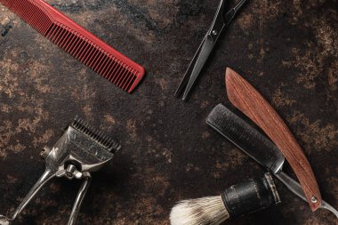 Klasik berber aletleri tehlikeli jilet kuaför makas eski manuel makas tıraş fırçası.