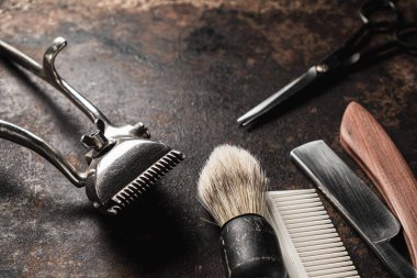 Klasik berber aletleri tehlikeli jilet kuaför makas eski manuel kırpıcı tarak tıraş fırçası. eski paslı metal