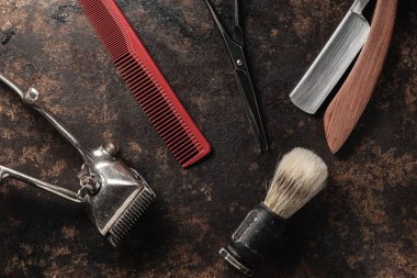 Klasik berber aletleri tehlikeli jilet kuaför makas eski manuel makas tıraş fırçası.