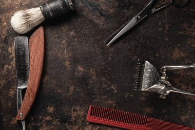 Klasik berber aletleri tehlikeli jilet kuaför makas eski manuel makas tıraş fırçası.