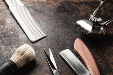 Klasik berber aletleri tehlikeli jilet kuaför makas eski manuel kırpıcı tarak tıraş fırçası. eski paslı metal