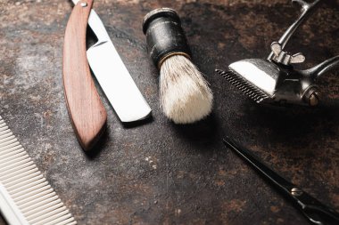 Klasik berber aletleri tehlikeli jilet kuaför makas eski manuel kırpıcı tarak tıraş fırçası. eski paslı metal