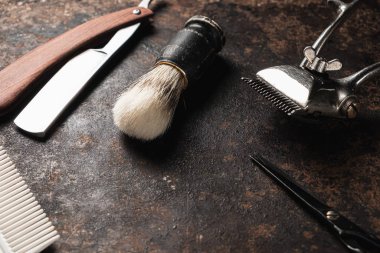 Klasik berber aletleri tehlikeli jilet kuaför makas eski manuel kırpıcı tarak tıraş fırçası. eski paslı metal