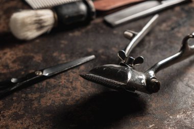 Klasik berber aletleri tehlikeli jilet kuaför makas eski manuel kırpıcı tarak tıraş fırçası. eski paslı metal
