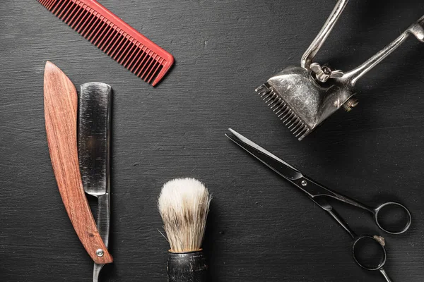 Klasik berber aletleri tehlikeli jilet kuaför makas eski manuel kırpıcı tarak tıraş fırçası. eski siyah arkaplan.
