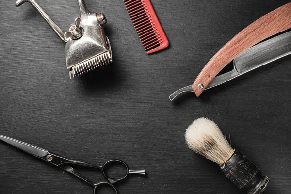 Outils de barbier vintage rasoir dangereux ciseaux de coiffure vieille tondeuse manuelle peigne brosse à raser. vieux fond noir . — Photo