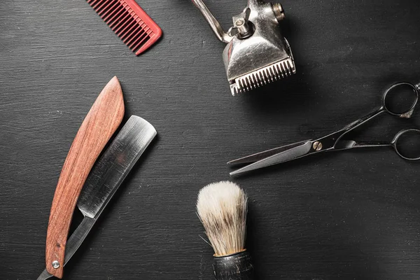 Ferramentas de barbeiro vintage escova de barbear cabeleireiro perigoso tesoura velho cortador manual pentear barbear escova. fundo preto velho . — Fotografia de Stock
