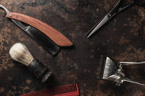 Outils de barbier vintage rasoir dangereux ciseaux de coiffure vieille tondeuse manuelle peigne brosse à raser. — Photo