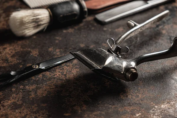 Klasik berber aletleri tehlikeli jilet kuaför makas eski manuel kırpıcı tarak tıraş fırçası. eski paslı metal