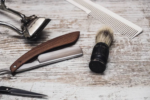 Vintage barbeiro ferramentas perigoso navalha cabeleireiro tesoura velho manual cortador pente escova de barbear — Fotografia de Stock