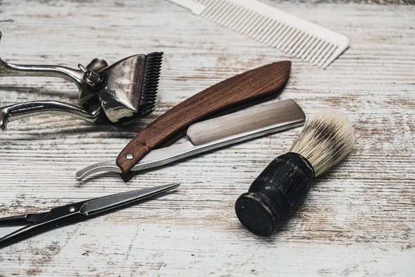 Outils de barbier vintage rasoir dangereux ciseaux de coiffure vieille tondeuse manuelle peigne brosse à raser — Photo