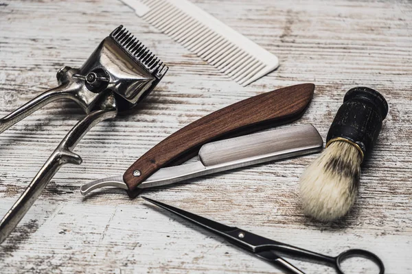 Винтажные инструменты парикмахера опасные бритвенные парикмахерские ножницы старые ручные расческа расческа бритья — стоковое фото