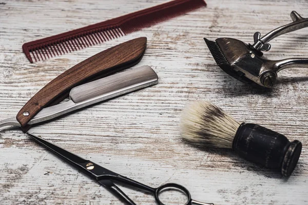 Vintage barbeiro ferramentas perigoso navalha cabeleireiro tesoura velho manual cortador pente escova de barbear — Fotografia de Stock