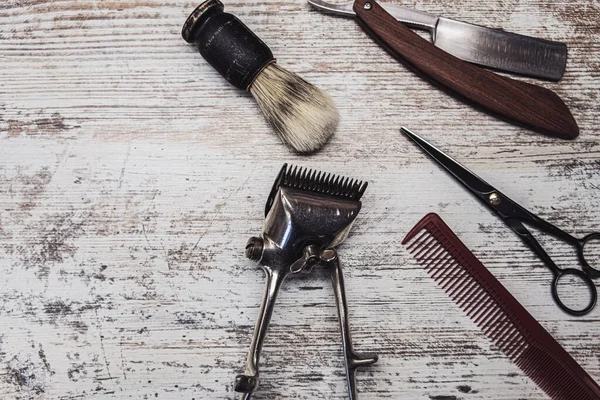 Ferramentas de barbeiro vintage escova de barbear cabeleireiro perigoso tesoura velho cortador manual pentear barbear escova. velho branco resistido fundo de madeira . — Fotografia de Stock