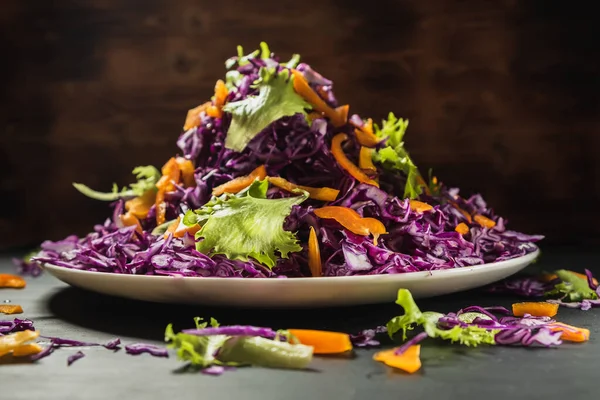 Салат з голови болгарський перець червона капуста салат випадково розкиданий навколо плоскої страви . — стокове фото