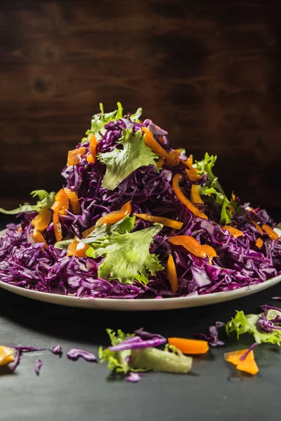 Hovedsalatklokke pepper-rød kålsalat som spres over en flat tallerken. vertikal – stockfoto