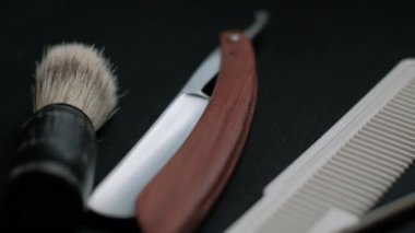 Klasik berber aletleri tehlikeli jilet kuaför makas eski manuel makas tıraş fırçası