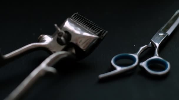 Vintage barber tools dangerous razor hairdressing scissors old manual clipper comb shaving brush. on black background — Stok video