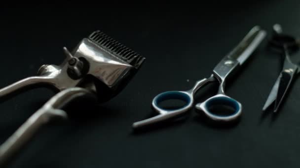 Вінтажні перукарські інструменти небезпечні перукарські ножиці для бритви старий ручний затискач гребінця гоління пензлик. на чорному фоні — стокове відео