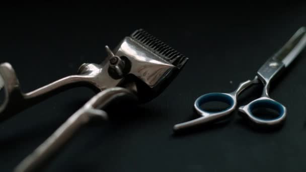 老式理发师工具危险的剃须刀理发剪刀旧手工裁剪梳子剃须刷。 关于黑色背景 — 图库视频影像