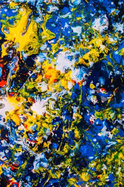 Soyut dışavurumculuk. Resim damlatma tekniğini kullanarak yapılmış. Farklı renklerin karışımı kırmızı mavi beyaz siyah. Dikey yönelim.