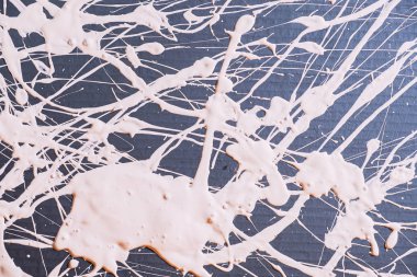 Resim damlatma tekniğini kullanarak yapılmış. Beyaz renkleri karıştırıyorum. Çizgiler ve noktalar. Yatay yönelim.