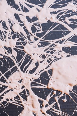 Resim damlatma tekniğini kullanarak yapılmış. Beyaz renkleri karıştırıyorum. Çizgiler ve noktalar. Dikey yönelim.