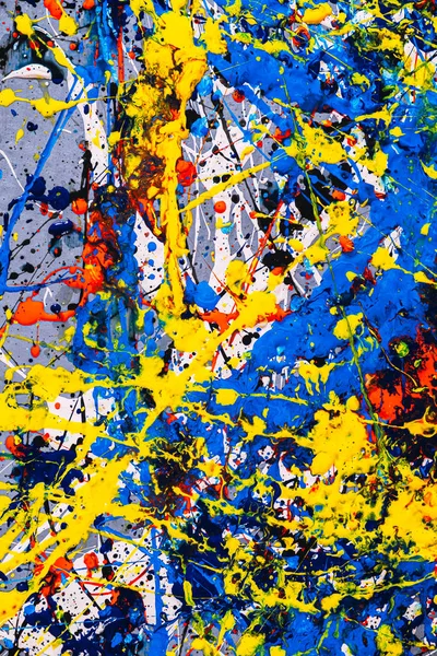 Абстрактный экспрессионизм. Картина окрашена с использованием техники капания. Смешивание различных цветов красный желтый синий черный черный. Верткальная ориентация . — стоковое фото