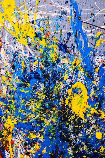 Expresonismo abstracto. Cuadro pintado utilizando la técnica de goteo. Mezcla de diferentes colores rojo amarillo azul blanco negro. Orientación vertical . —  Fotos de Stock