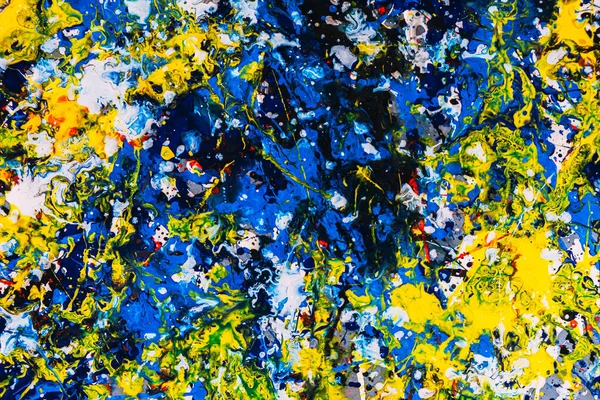 Expresonismo abstracto. Cuadro pintado utilizando la técnica de goteo. Mezcla de diferentes colores rojo amarillo azul blanco negro. Orientación horizontal . —  Fotos de Stock