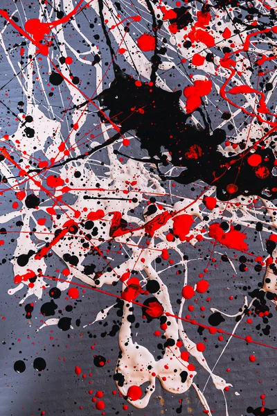 Cuadro pintado utilizando la técnica de goteo. Mezcla de diferentes colores rojo blanco negro. Líneas y puntos. Orientación vertical . — Foto de Stock