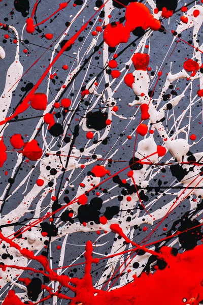 Εικόνα ζωγραφισμένη με την τεχνική του στάζει. Αναμιγνύοντας διαφορετικά χρώματα κόκκινο λευκό μαύρο. Γραμμές και κηλίδες. Κατακόρυφος προσανατολισμός. — Φωτογραφία Αρχείου