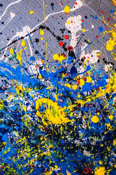 Абстрактний експресіонізм. Картина, намальована за допомогою техніки дропінгу. Змішування різних кольорів червоний жовтий синій білий чорний. Вертикальна орієнтація . Стокова Картинка