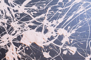 Resim damlatma tekniğini kullanarak yapılmış. Beyaz renkleri karıştırıyorum. Çizgiler ve noktalar. Yatay yönelim.