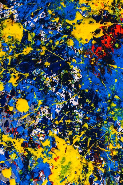 Абстрактный экспрессионизм. Картина окрашена с использованием техники капания. Смешивание различных цветов красный желтый синий черный черный. Верткальная ориентация . — стоковое фото