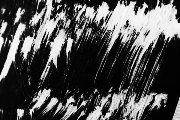 Шаблоны белой краски с кисти на черном фоне — стоковое фото