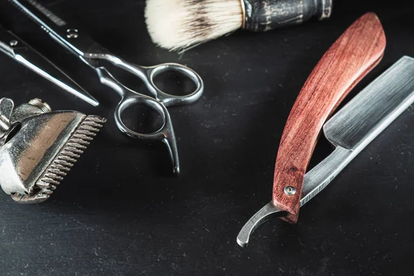 Vintage Barbeiro loja equipamentos no fundo preto. Ferramentas profissionais de cabeleireiro. tesoura, cortador de cabelo manual, navalha, escova de barbear — Fotografia de Stock
