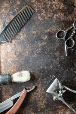 Klasik berber aletleri tehlikeli jilet, kuaför makası, eski manuel makas, metal tarak, tıraş fırçası. Eski paslı metal arka plan. Dikey yönelim. Üst görünüm, düz uzanma.
